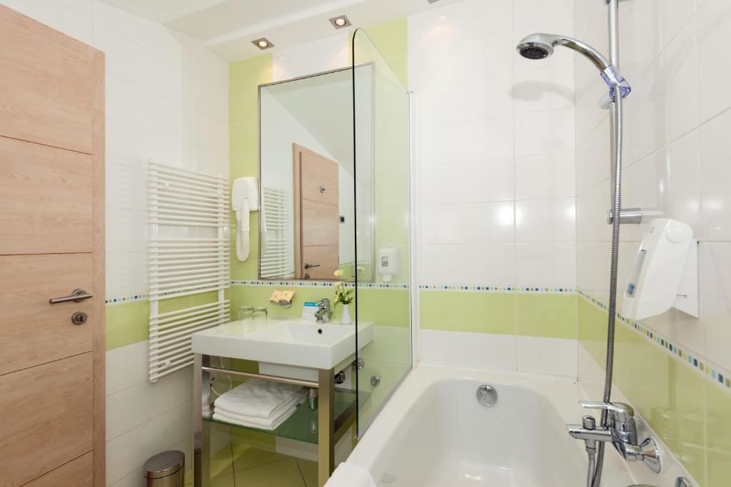 rooms-triple-premium-room-balcony