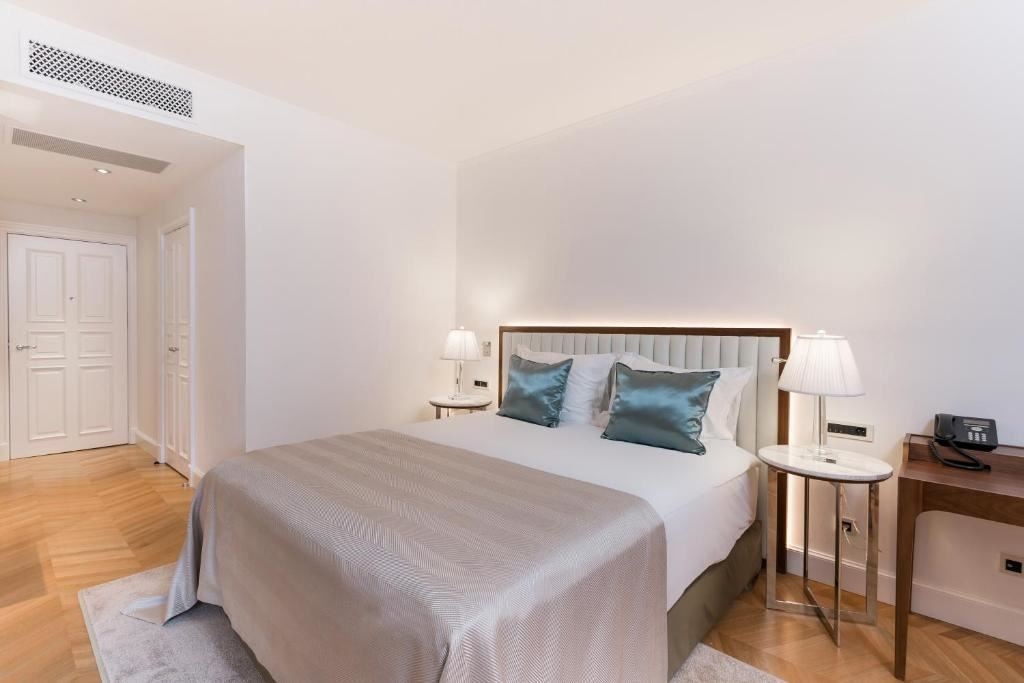 rooms-superior-room-french-balcony