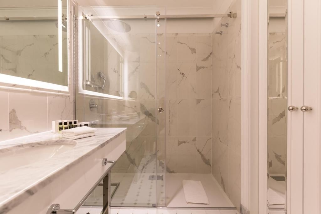 rooms-superior-room-french-balcony