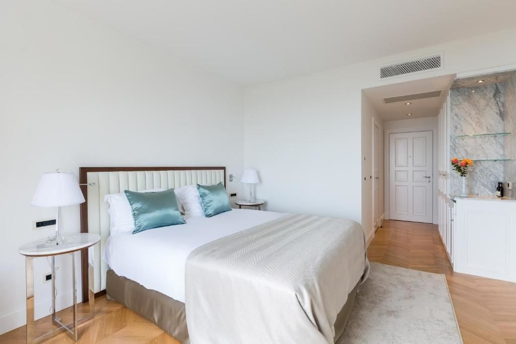 rooms-superior-room-sea-view-french-balcony