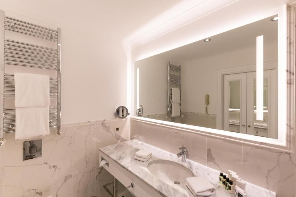 rooms-superior-room-sea-view-french-balcony