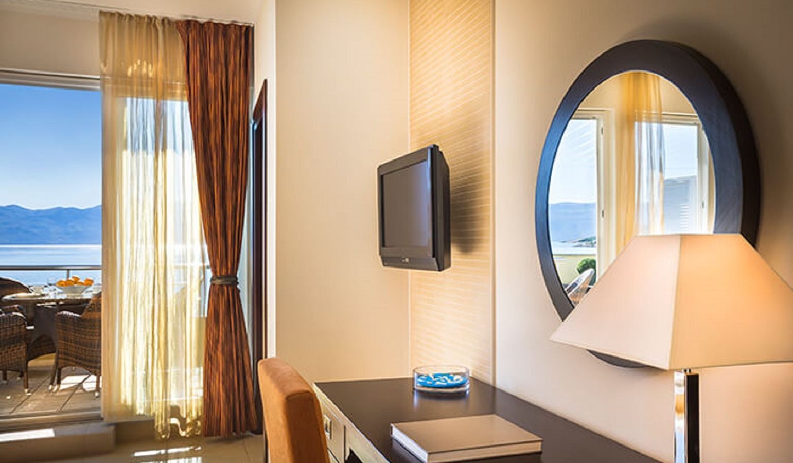 rooms-1-bedroom-deluxe-apartment-seaview-balcony