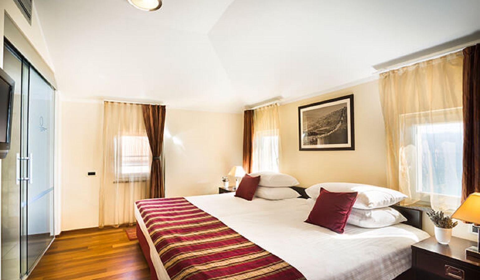 rooms-2-bedroom-luxury-apartment-seaview-balcony