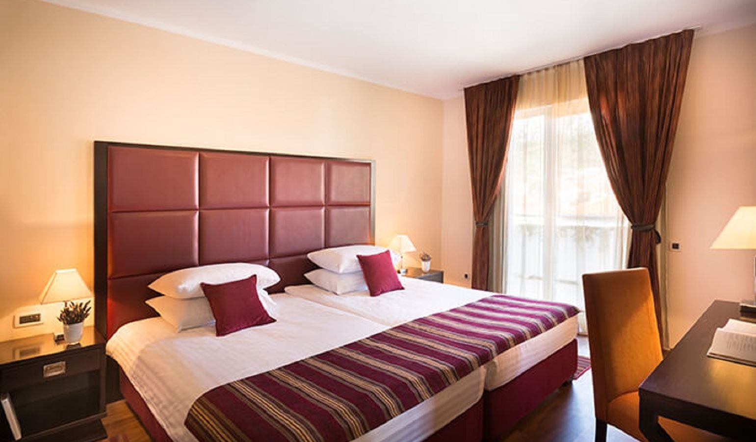 rooms-2-bedroom-luxury-apartment-seaview-balcony