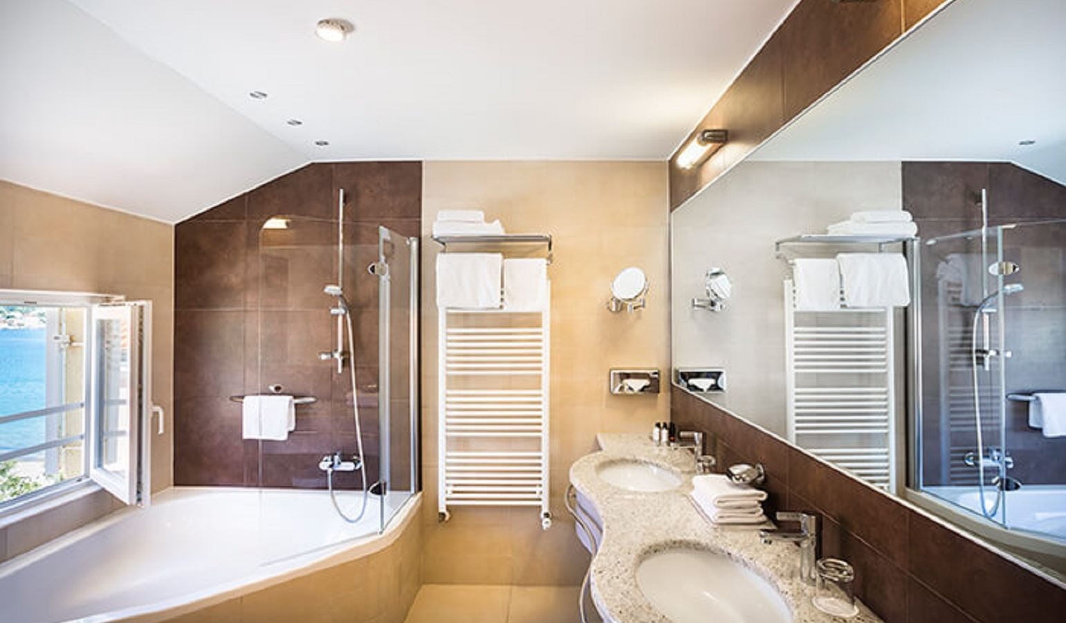 rooms-2-bedroom-luxury-apartment-seaview-balcony