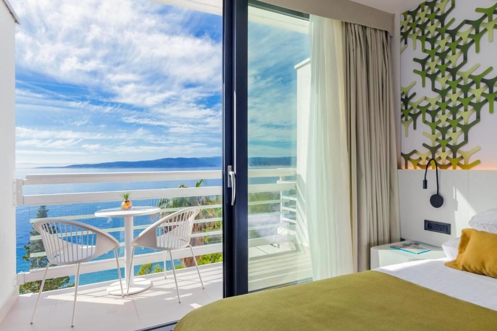 rooms-single-wchild-standard-room-seaside-balcony