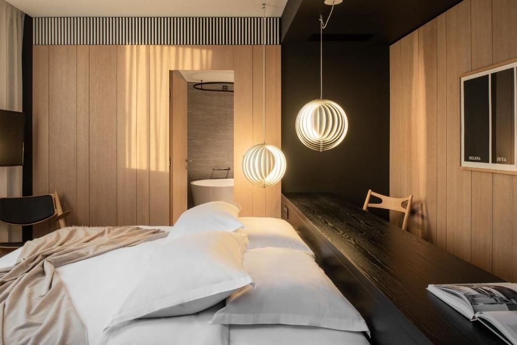 rooms-superior-room-city-view