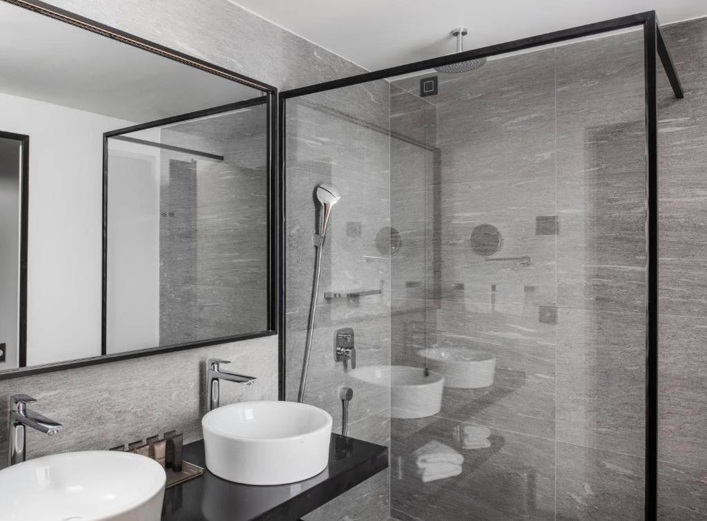 rooms-single-use-superior-room-city-view