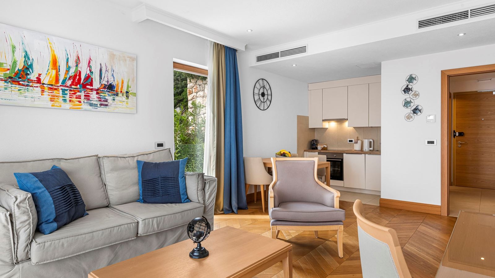 rooms-1-bedroom-deluxe-apartment-seaview-balcony