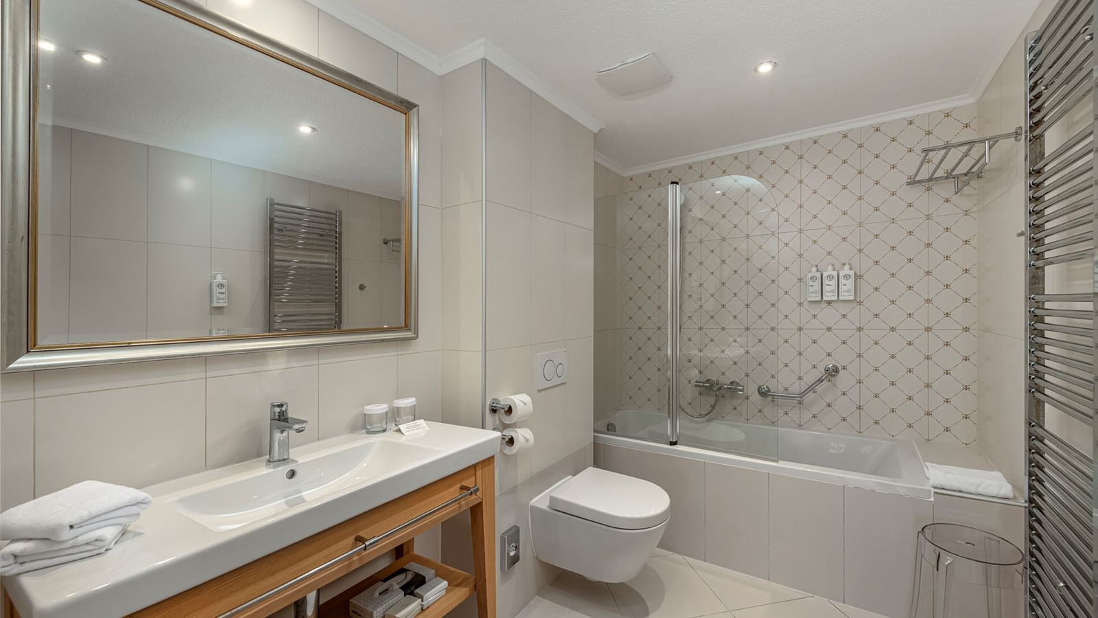 rooms-1-bedroom-deluxe-apartment-seaview-balcony