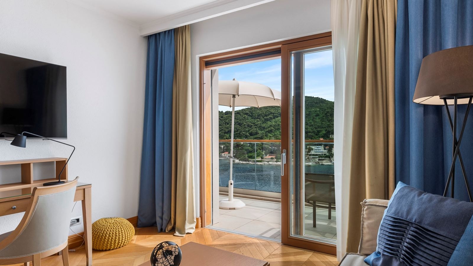 rooms-1-bedroom-deluxe-apartment-seaview-balcony