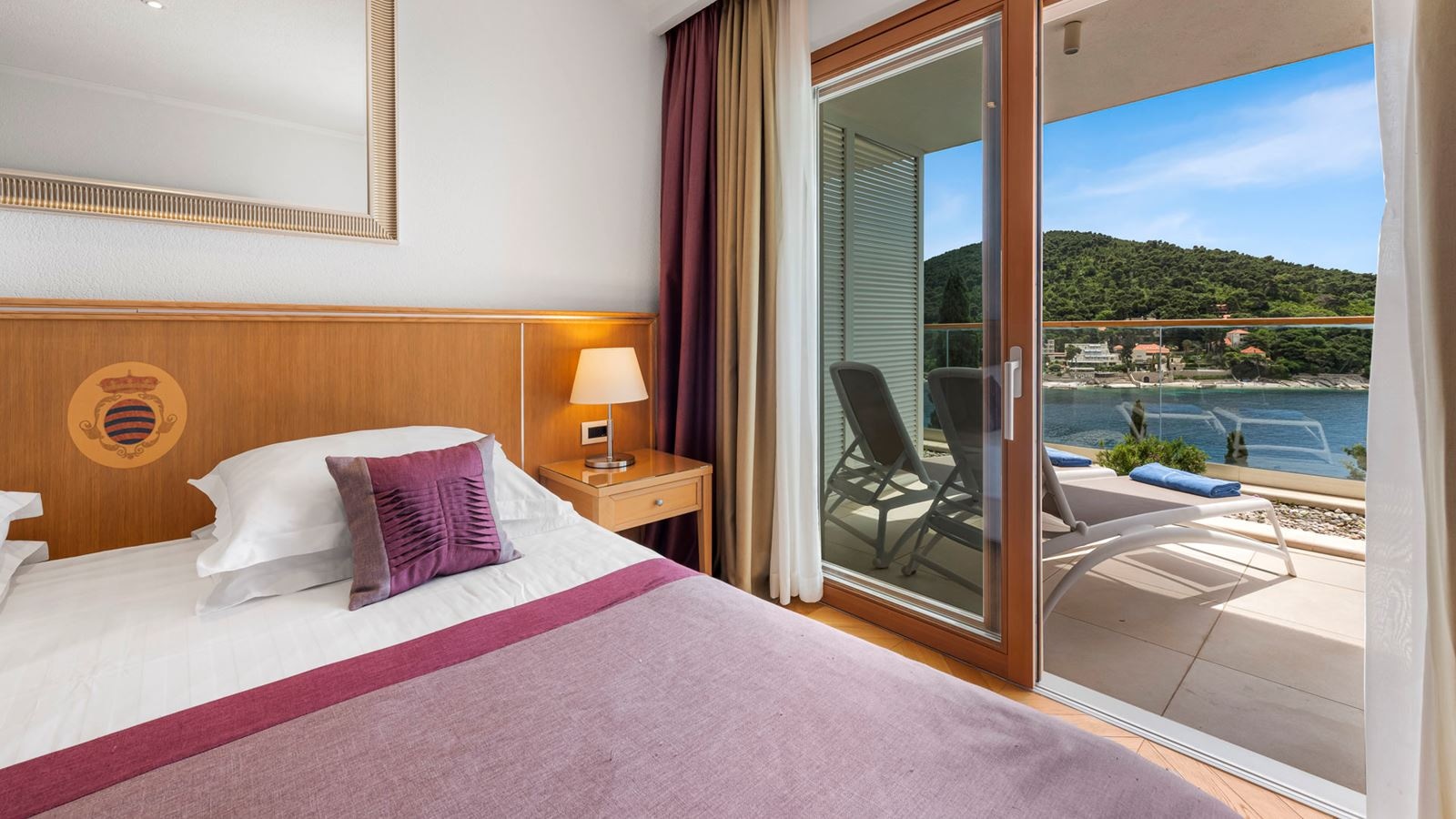 rooms-1-bedroom-deluxe-apartment-seaview-balcony