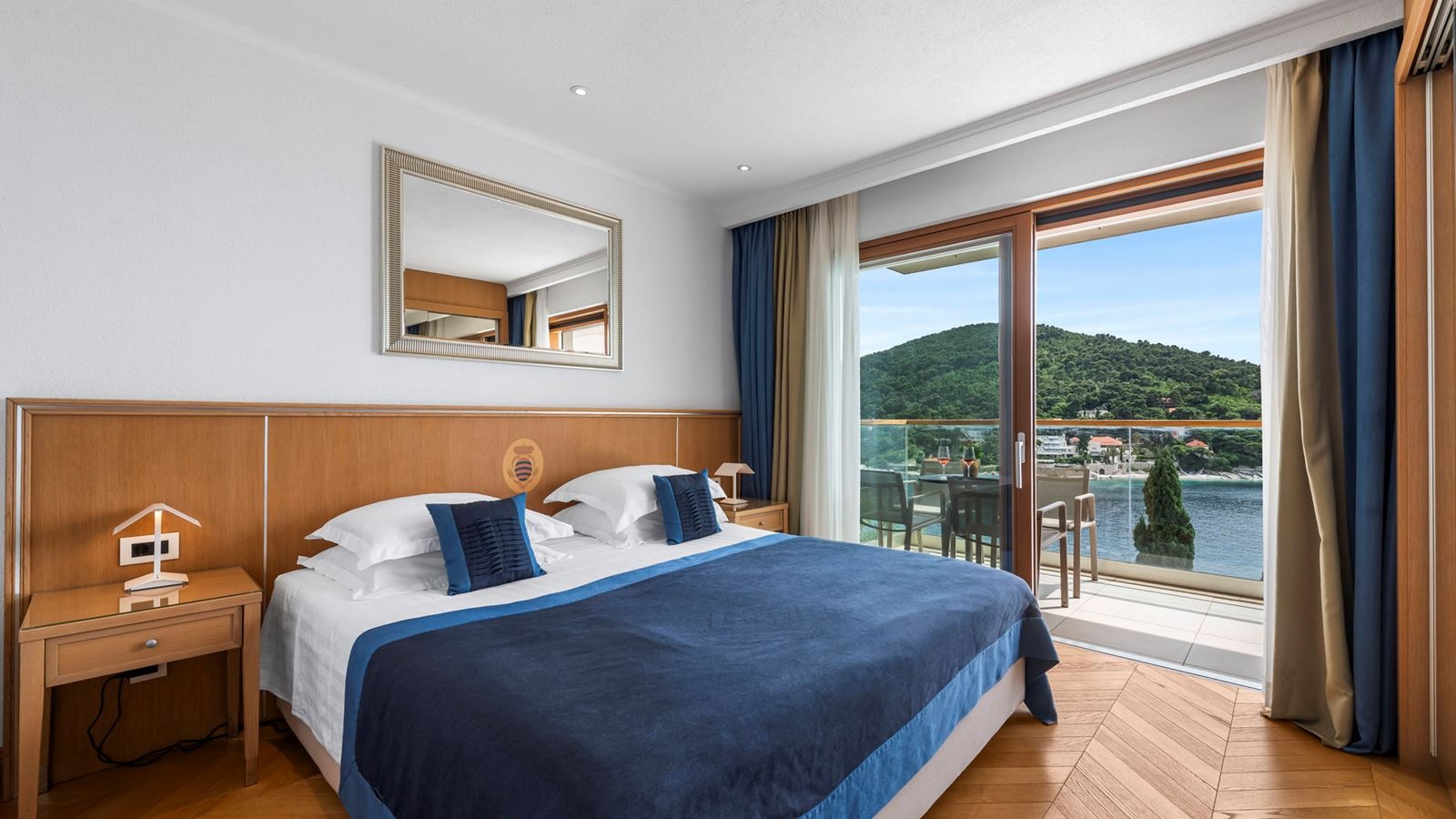 rooms-2-bedroom-deluxe-apartment-seaview-balcony