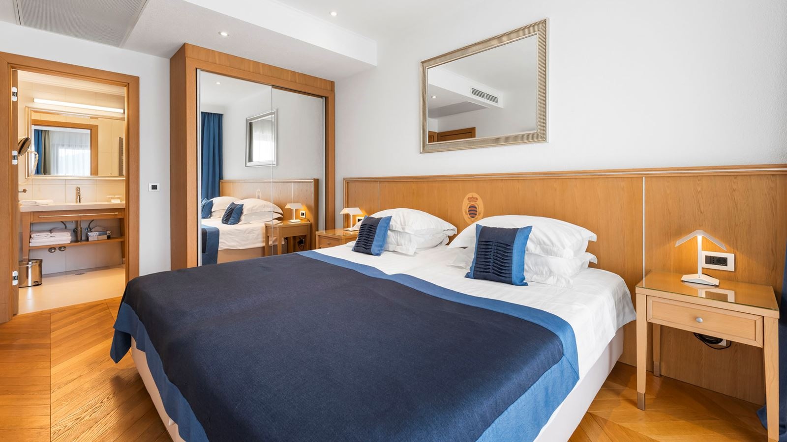 rooms-2-bedroom-deluxe-apartment-seaview-balcony