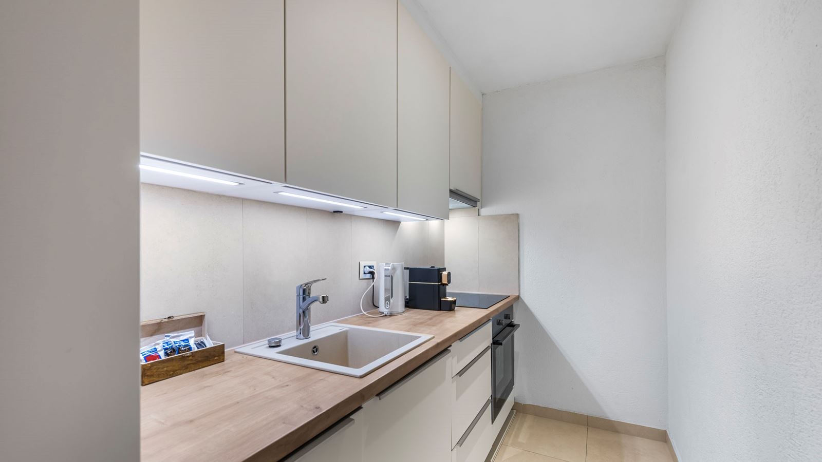 rooms-2-bedroom-deluxe-apartment-seaview-balcony