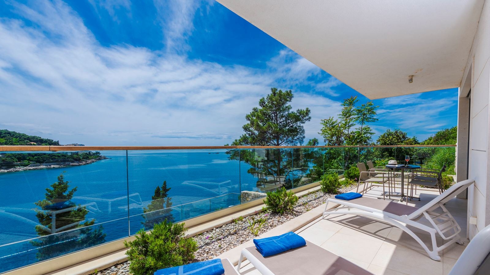 rooms-2-bedroom-deluxe-apartment-seaview-balcony