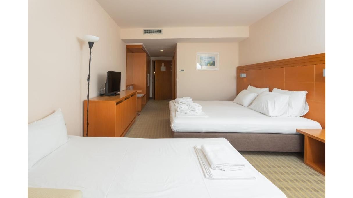 rooms-standard-family-room