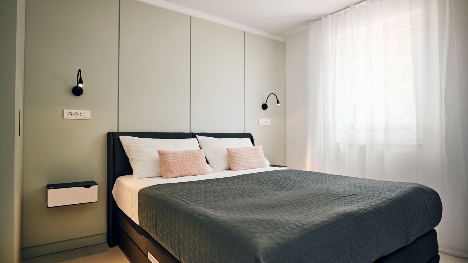 rooms-1-bedroom-apartment-seaside-balcony