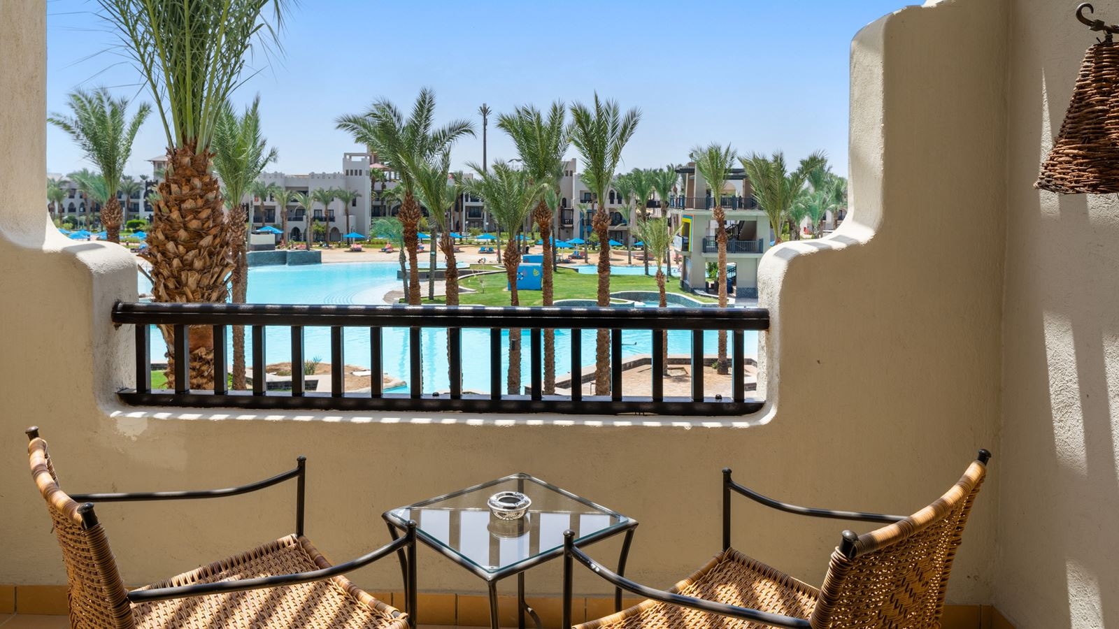 rooms-standard-room-pool-view