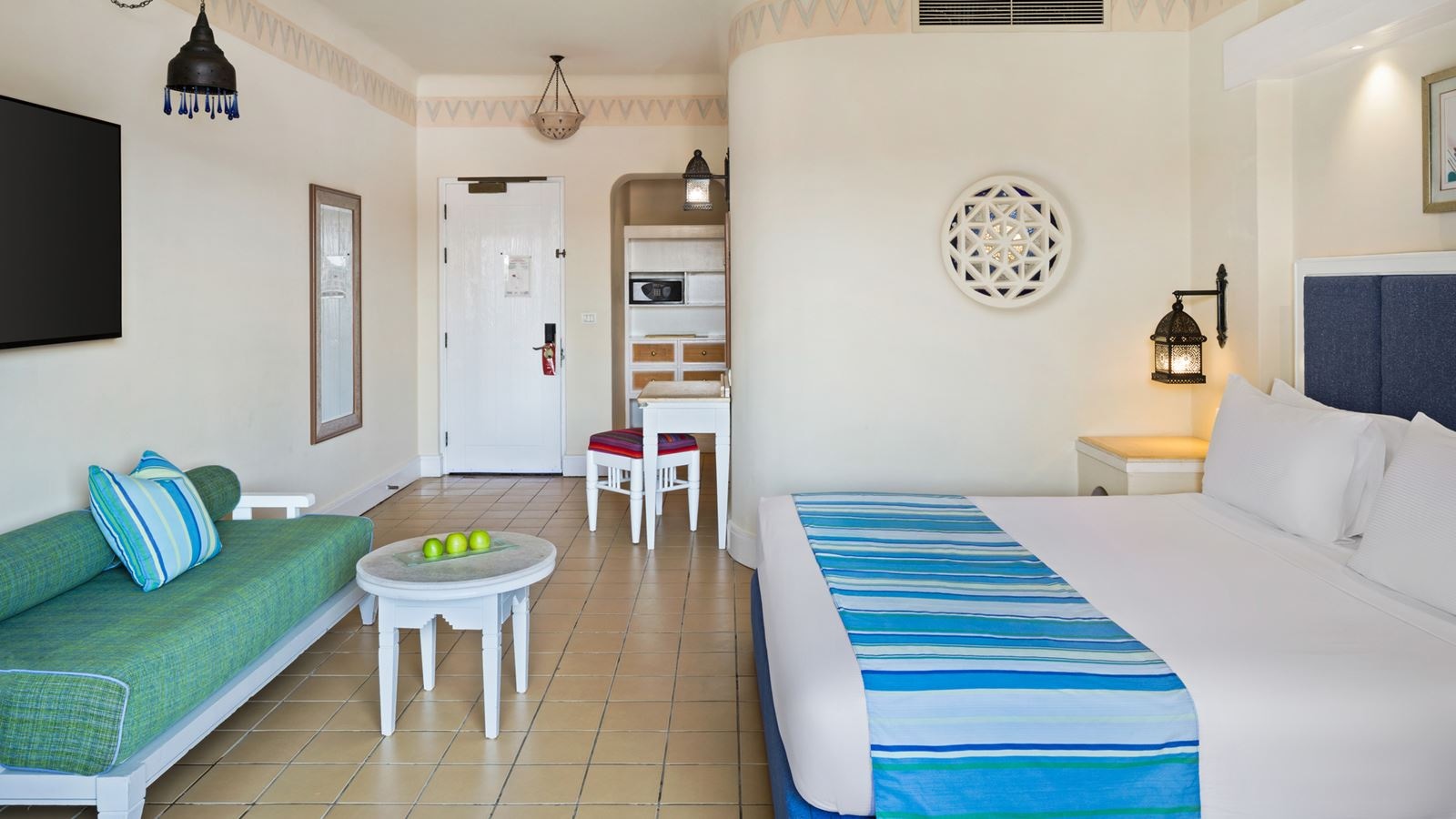 rooms-standard-room-pool-view