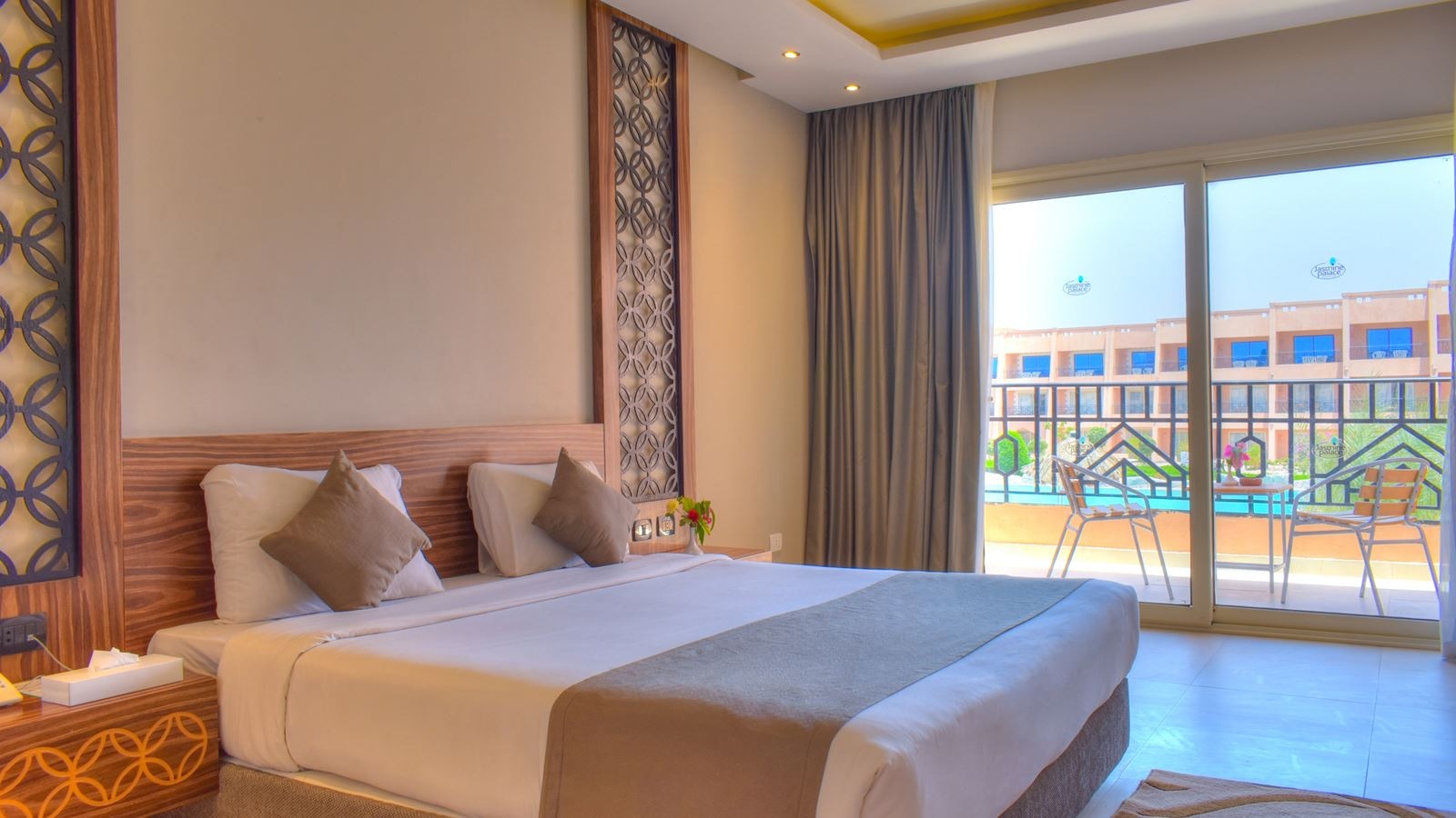 rooms-room-superior-pool-view