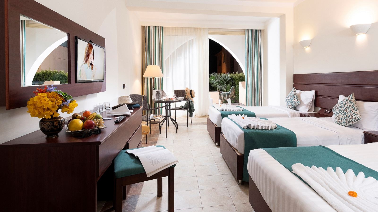 rooms-comfort-family-room-garden-view