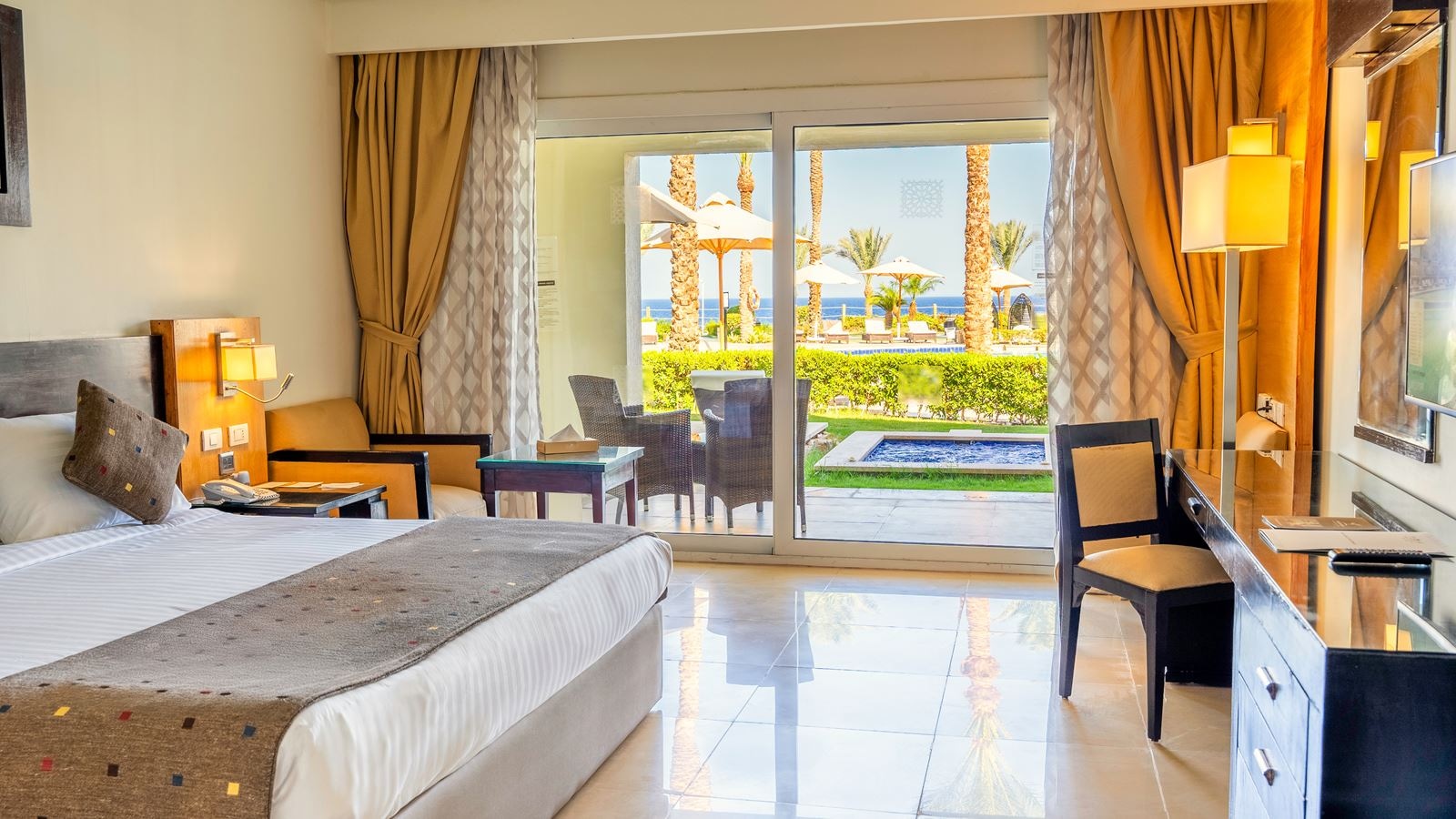 rooms-deluxe-room-with-jacuzzi