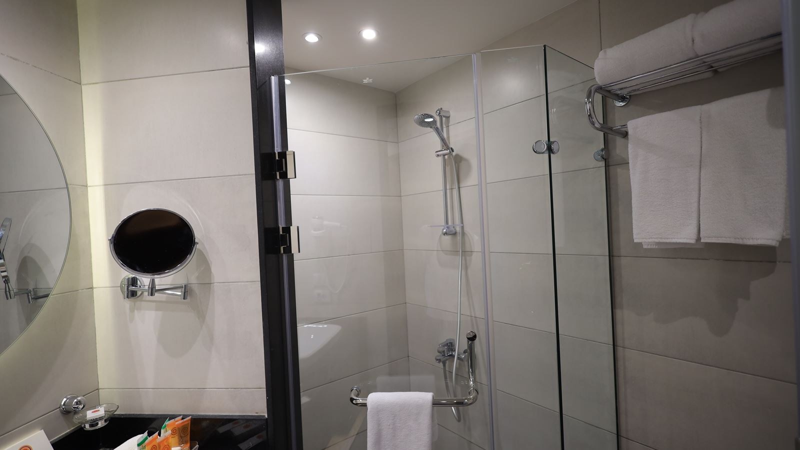 rooms-deluxe-bungalow-room