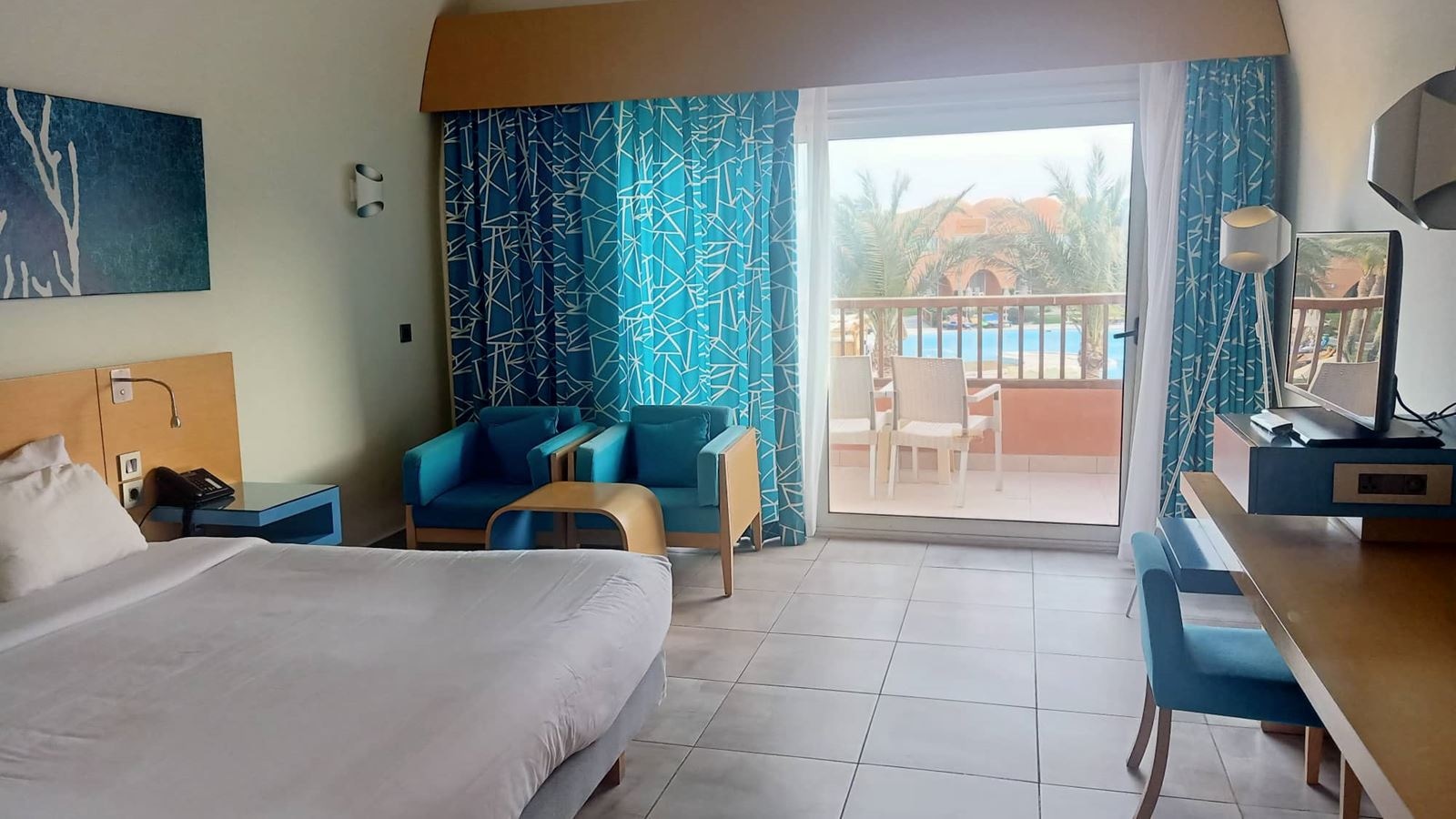 rooms-standard-room-pool-view