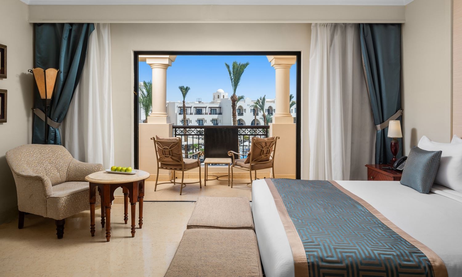 rooms-standard-room-pool-view