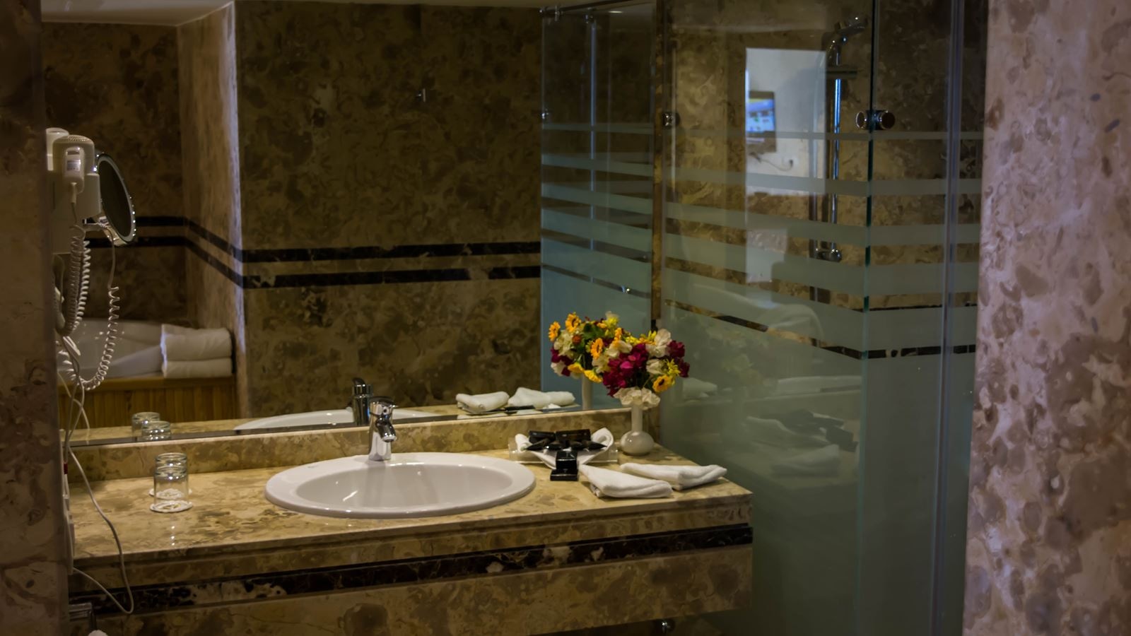 rooms-honey-moon-suite