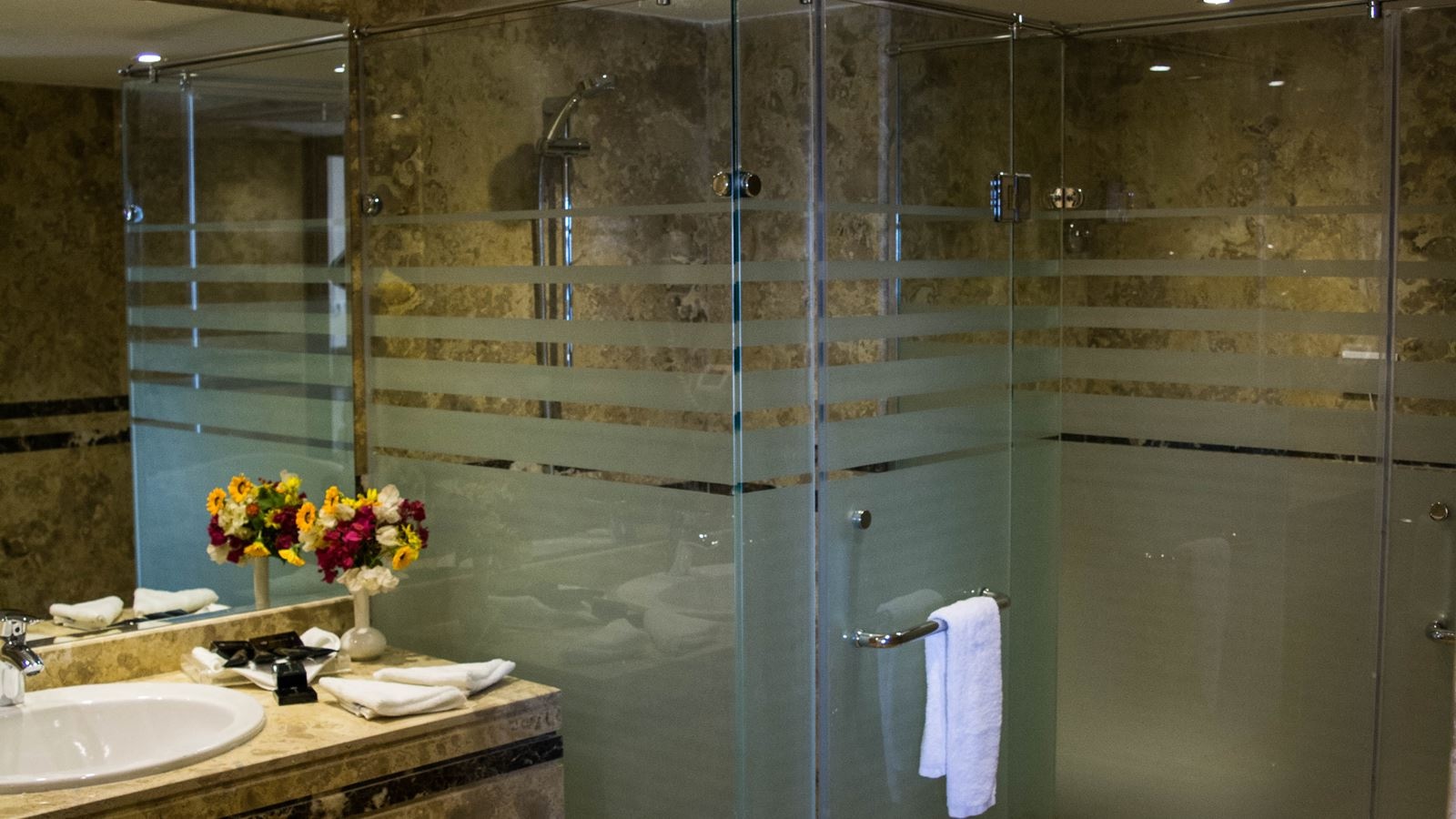 rooms-honey-moon-suite