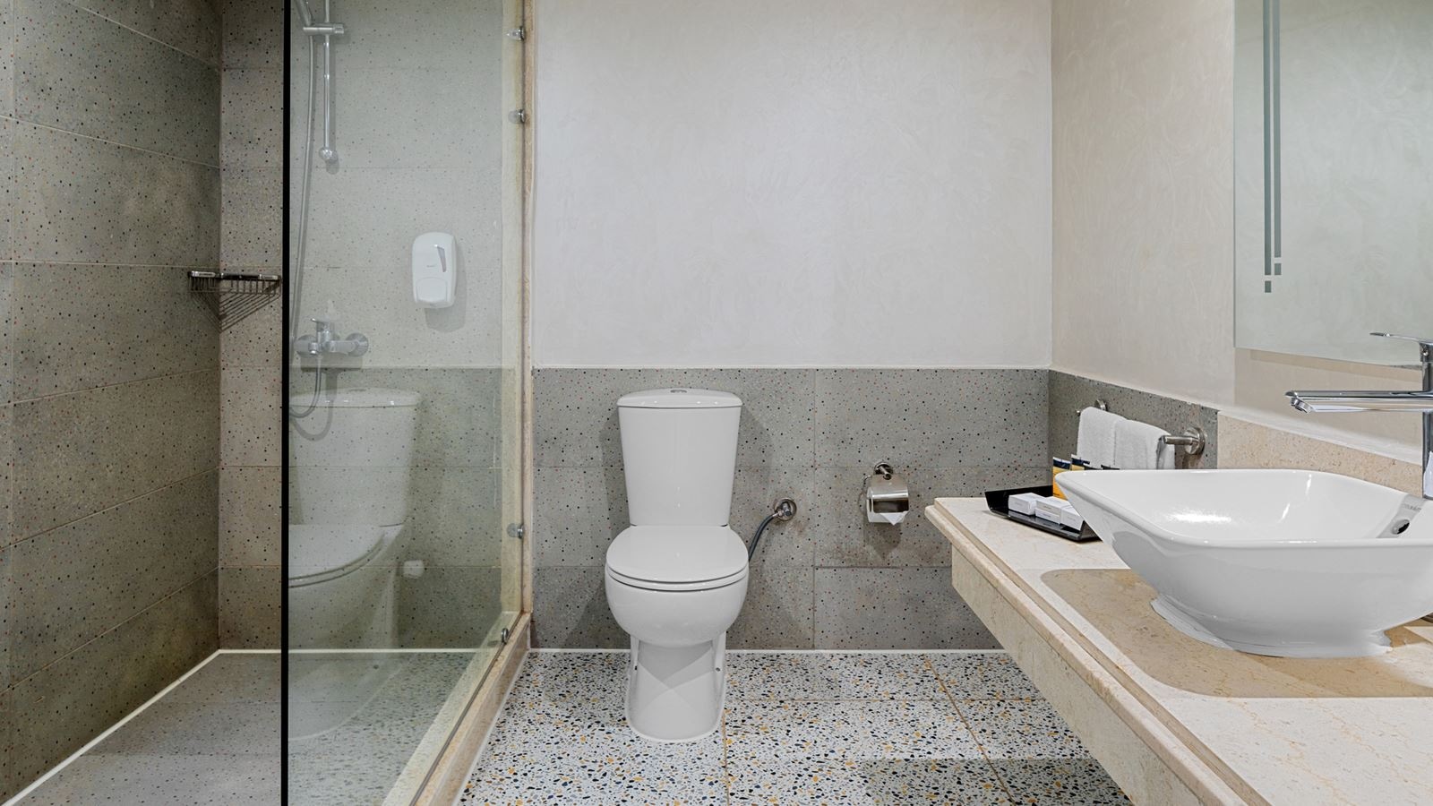 rooms-family-deluxe-garden-view-room