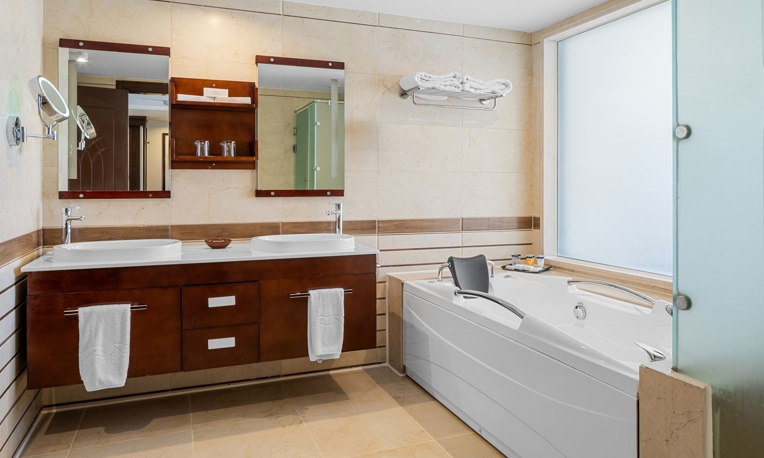 rooms-junior-suite-pool-view