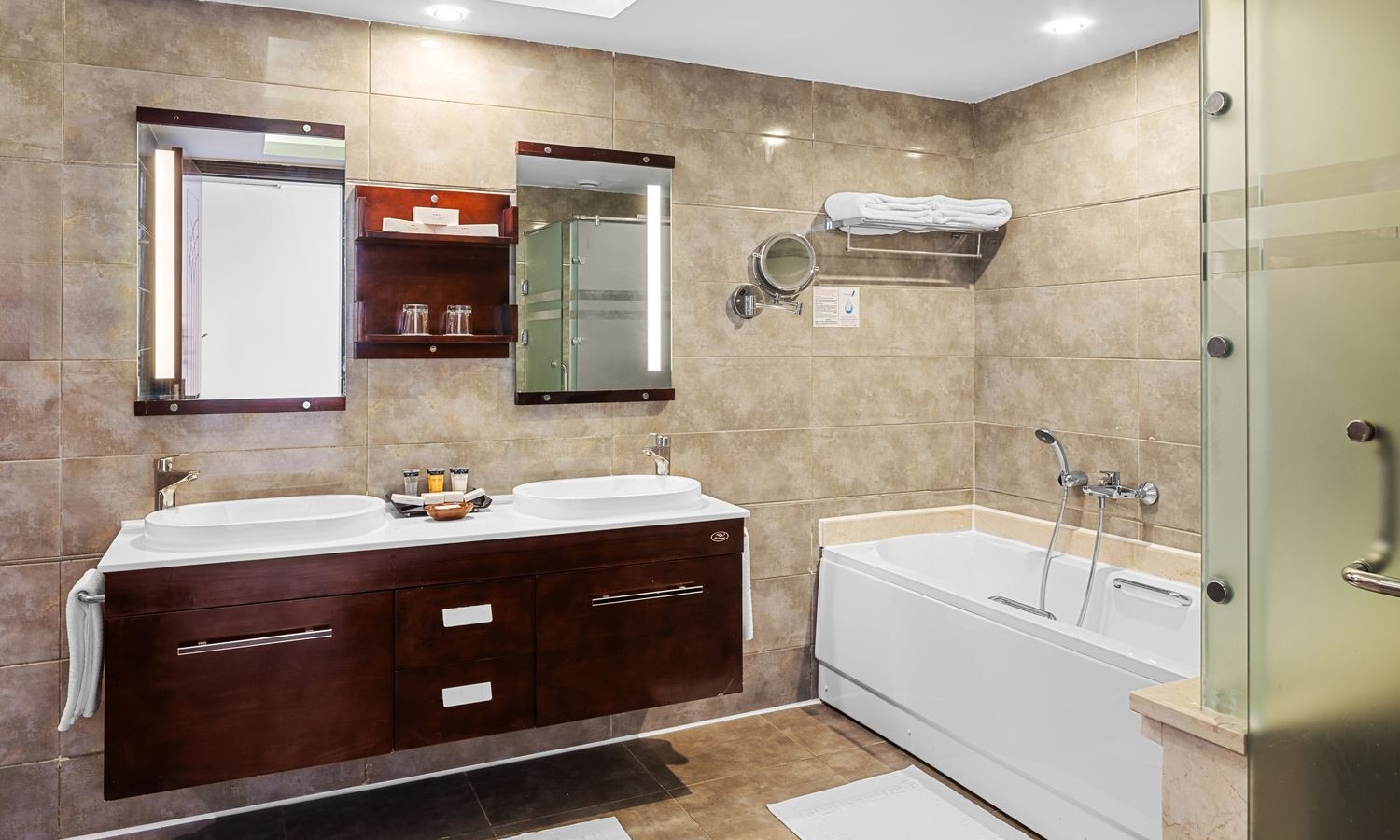 rooms-deluxe-room-pool-view