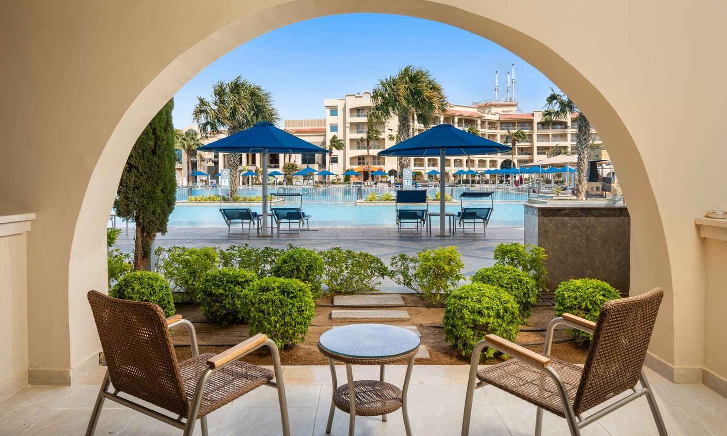 rooms-deluxe-room-pool-view