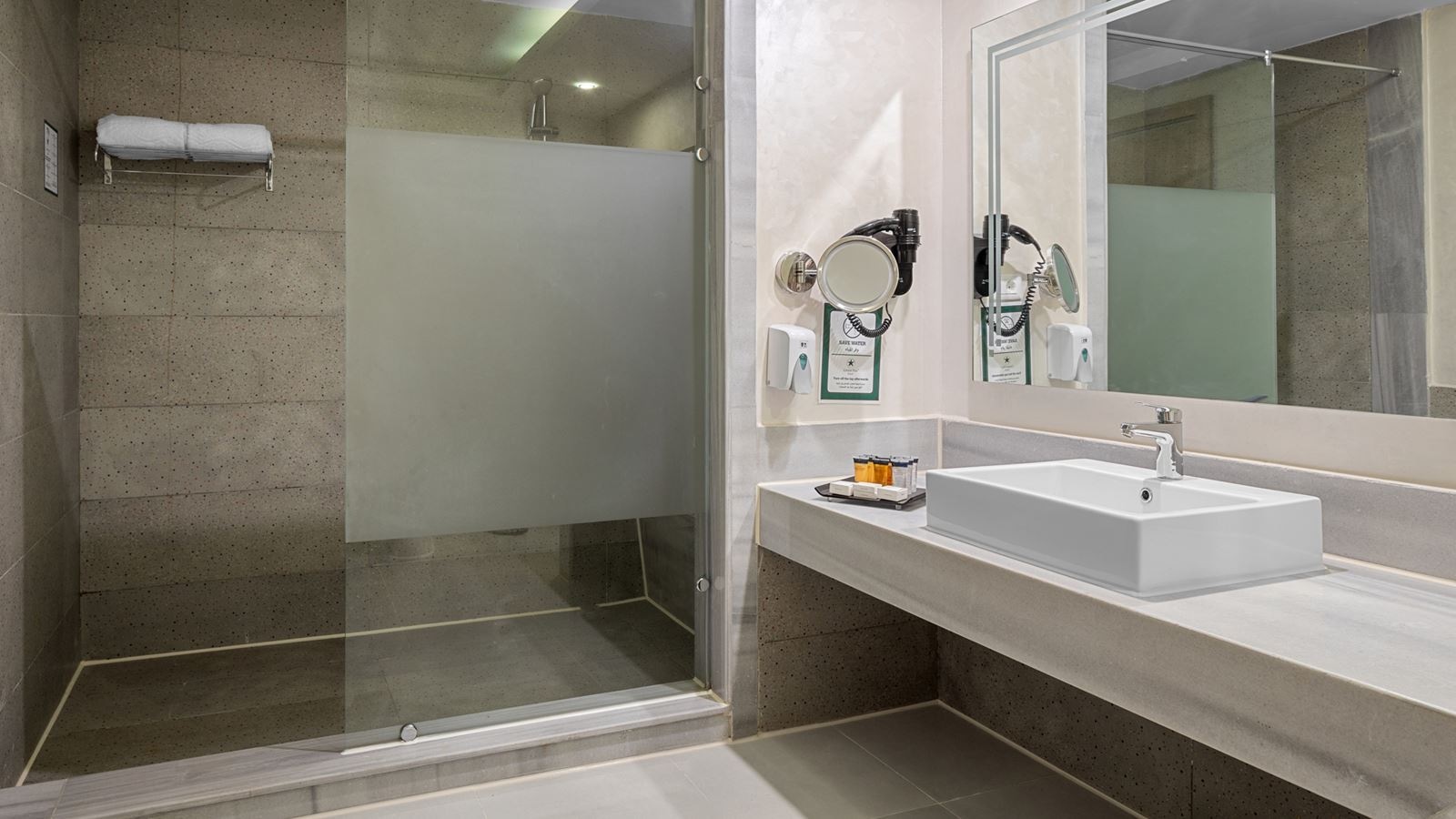 rooms-family-2-bedrooms-pool-view