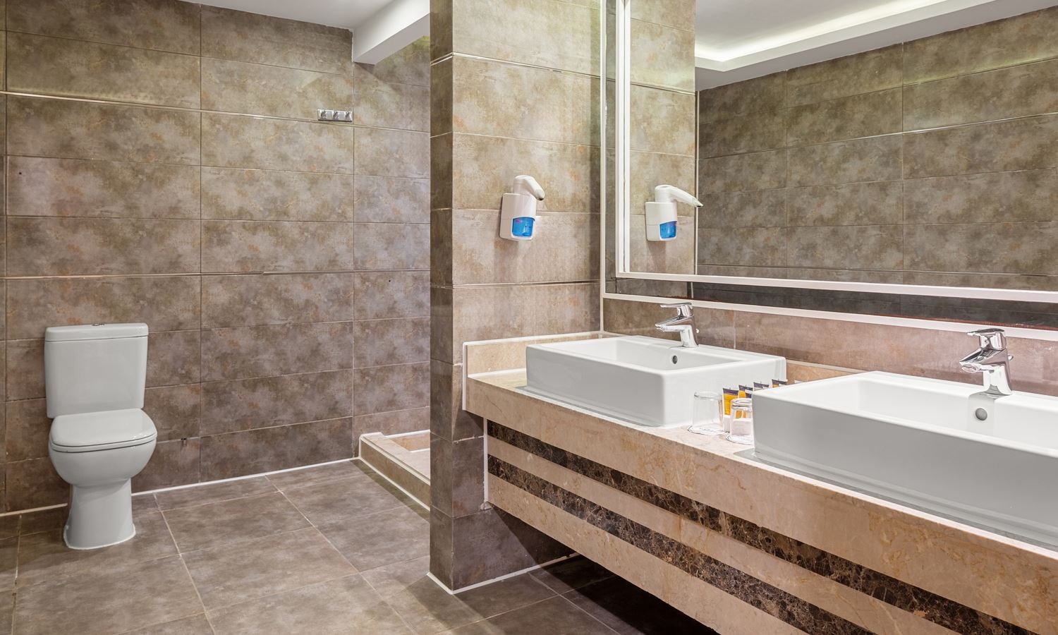 rooms-coral-standard-room-garden-view