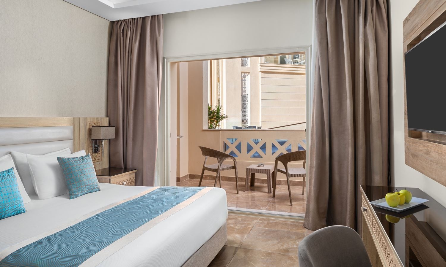 rooms-family-room-garden-view