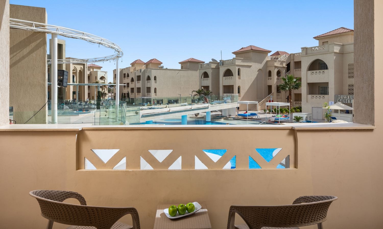 rooms-room-standard-pool-view