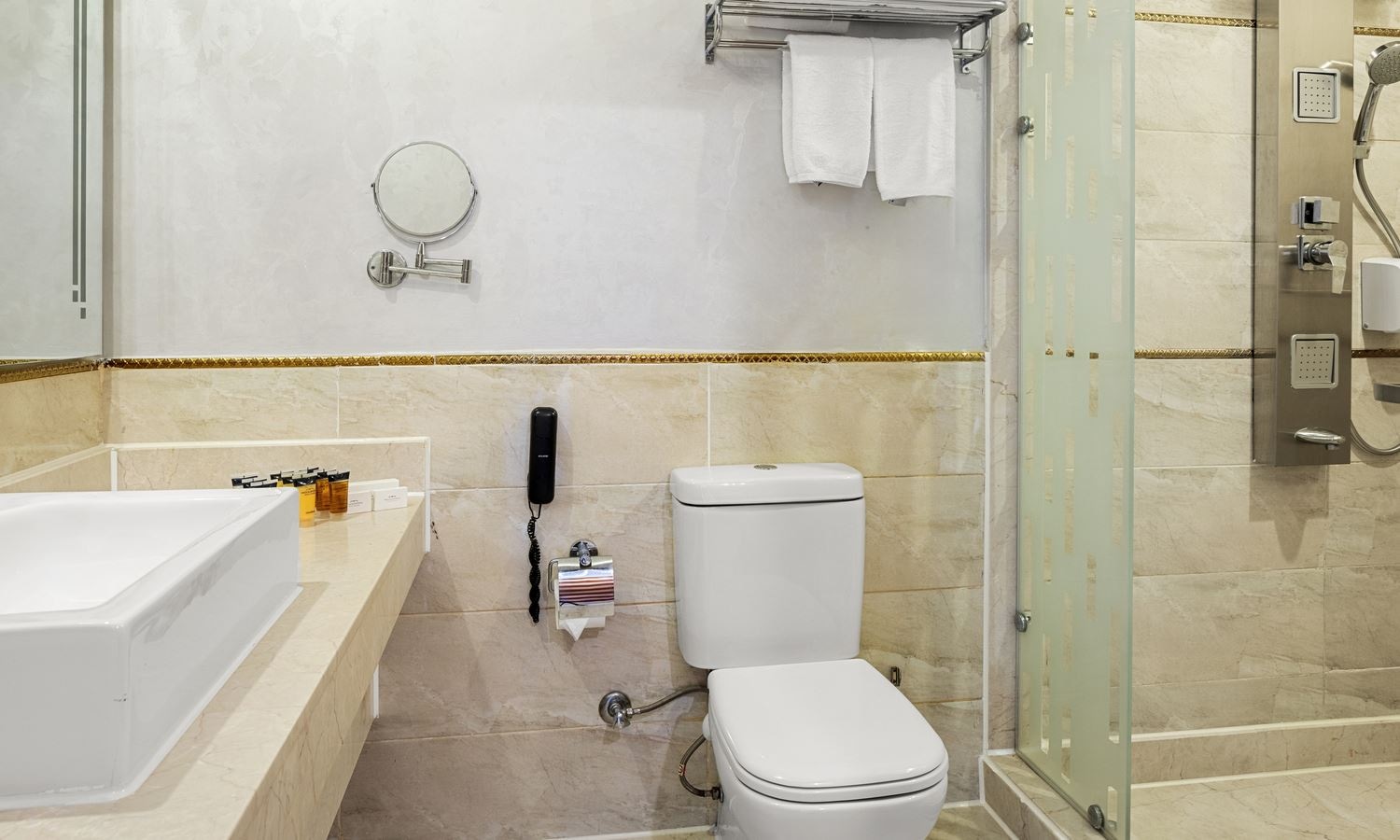 rooms-family-room-pool-view