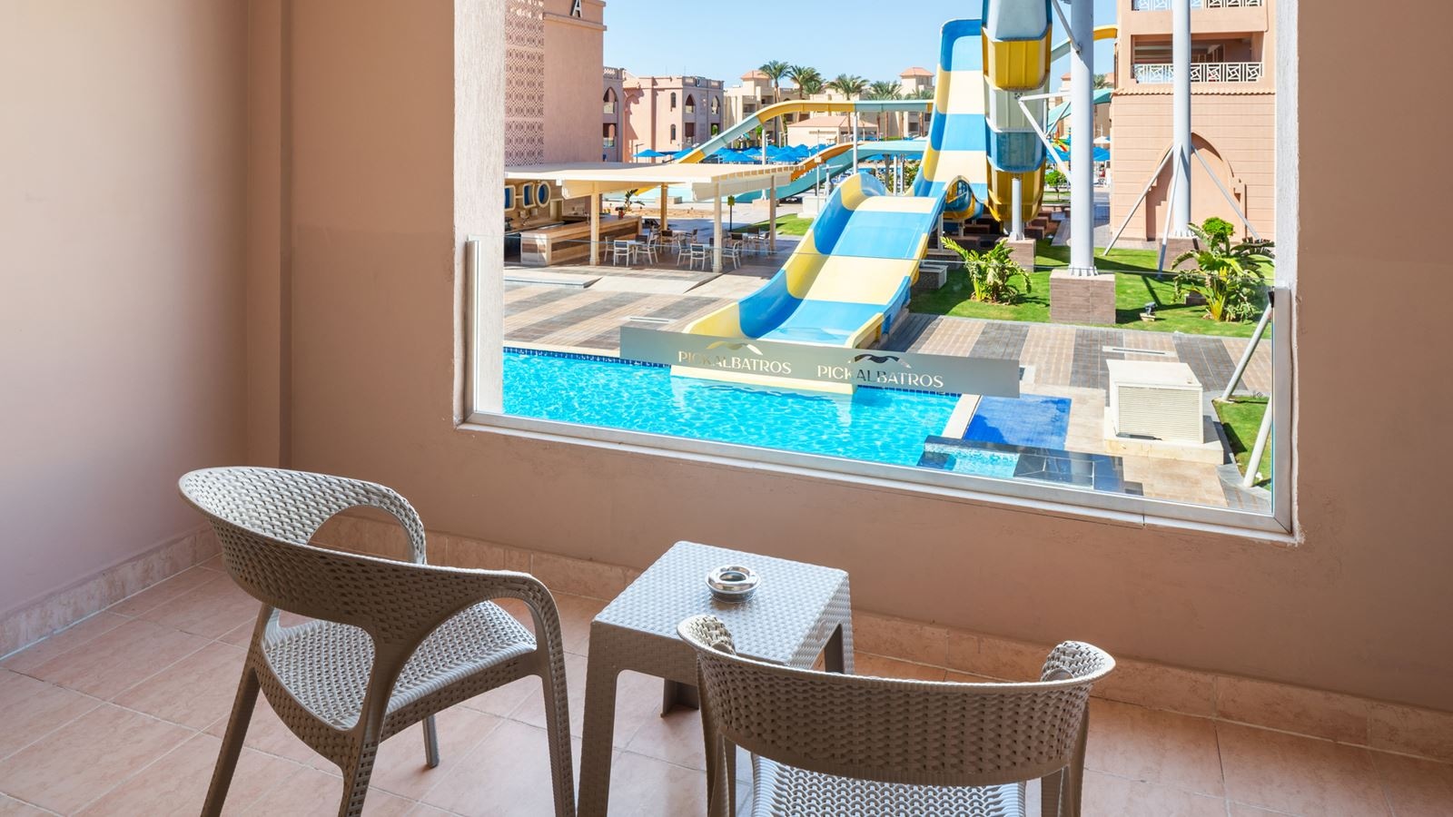 rooms-room-stadard-pool-view