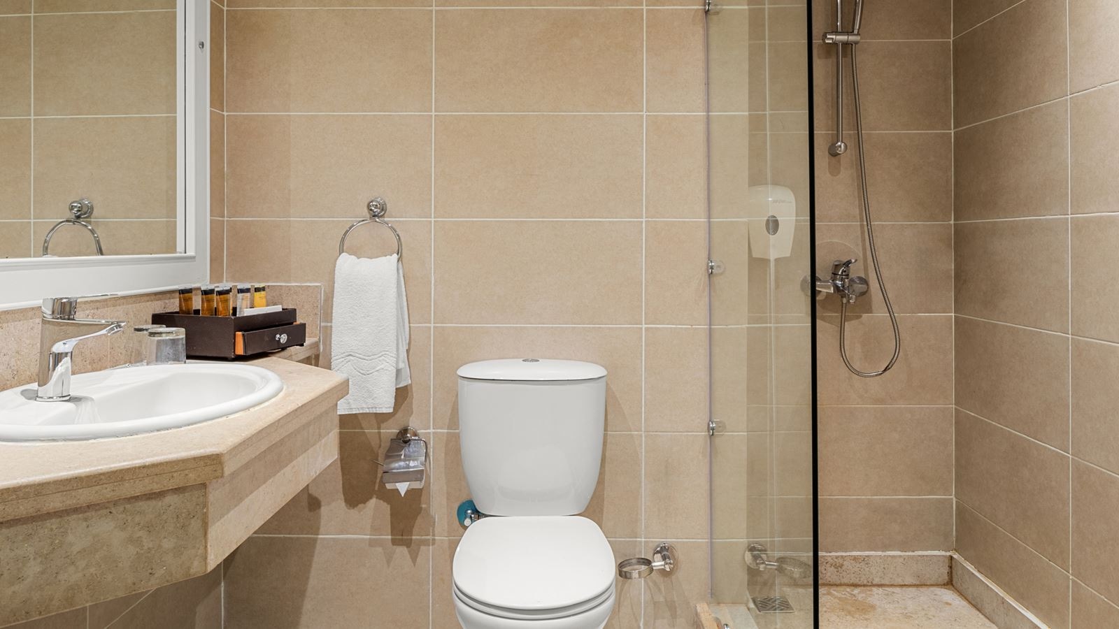 rooms-room-stadard-pool-view