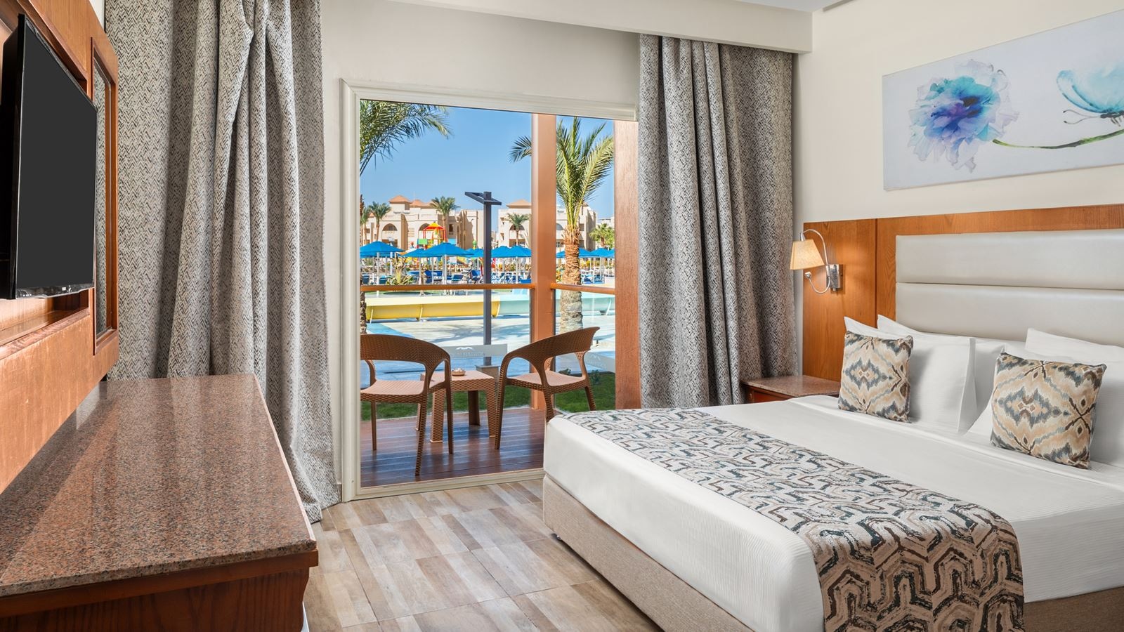 rooms-family-room-pool-view