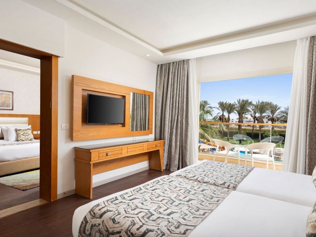 rooms-family-large-gardenpool-view