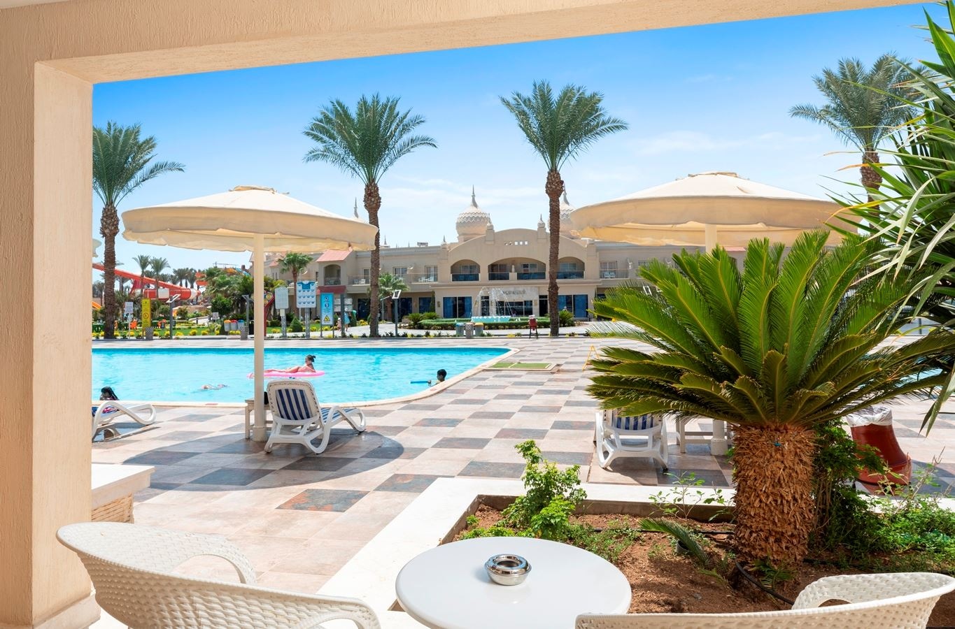 rooms-family-room-sliding-door-pool--garden-view-ex-family-room-bunkbed