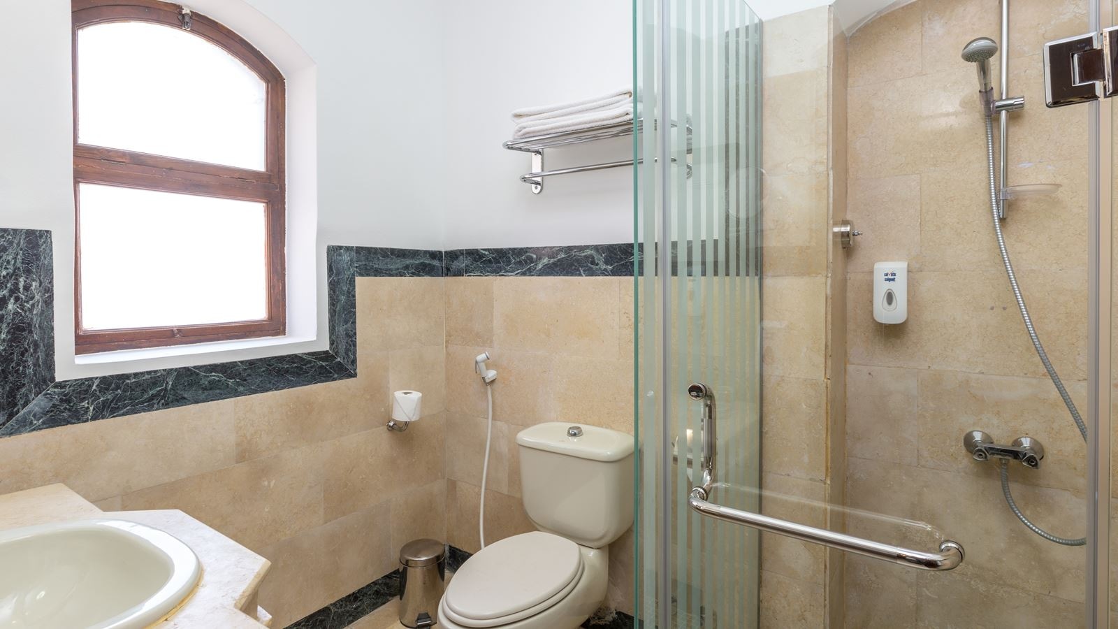 rooms-standard-pool-or-lagoon-view