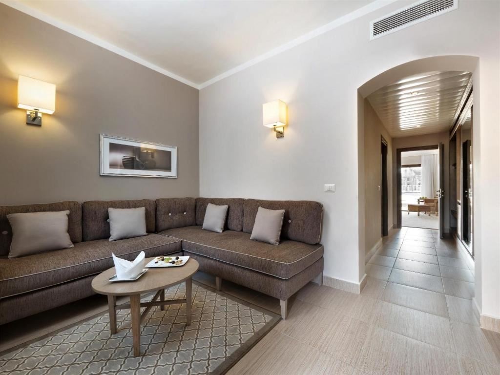 rooms-family-deluxe-room-pool-view