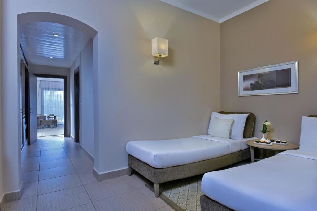 rooms-family-deluxe-room-pool-view