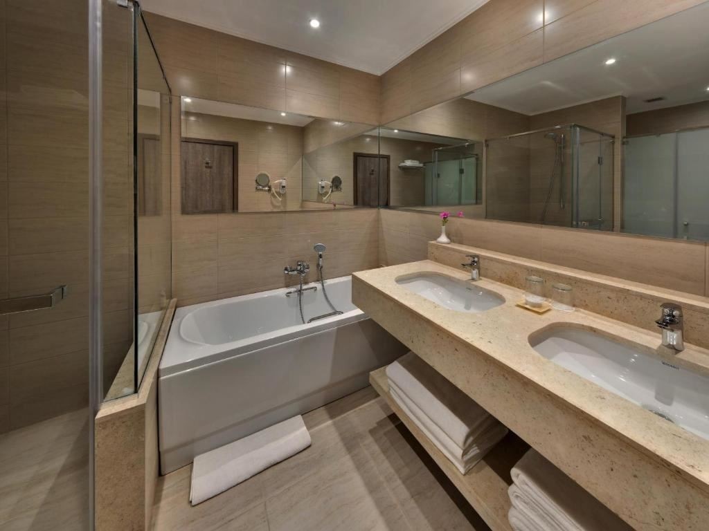 rooms-family-deluxe-room-pool-view